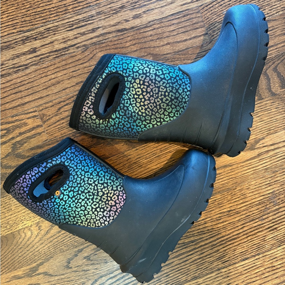 Bogs Girls Iridescent Rainbow Leopard Print rain & snow boots size 12